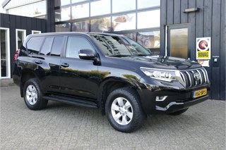 Toyota Land Cruiser 2.8 D-4D-F Challenger Window Van | NL-Auto | Carplay | Grijs | Trekhaak | Cruise | Camera