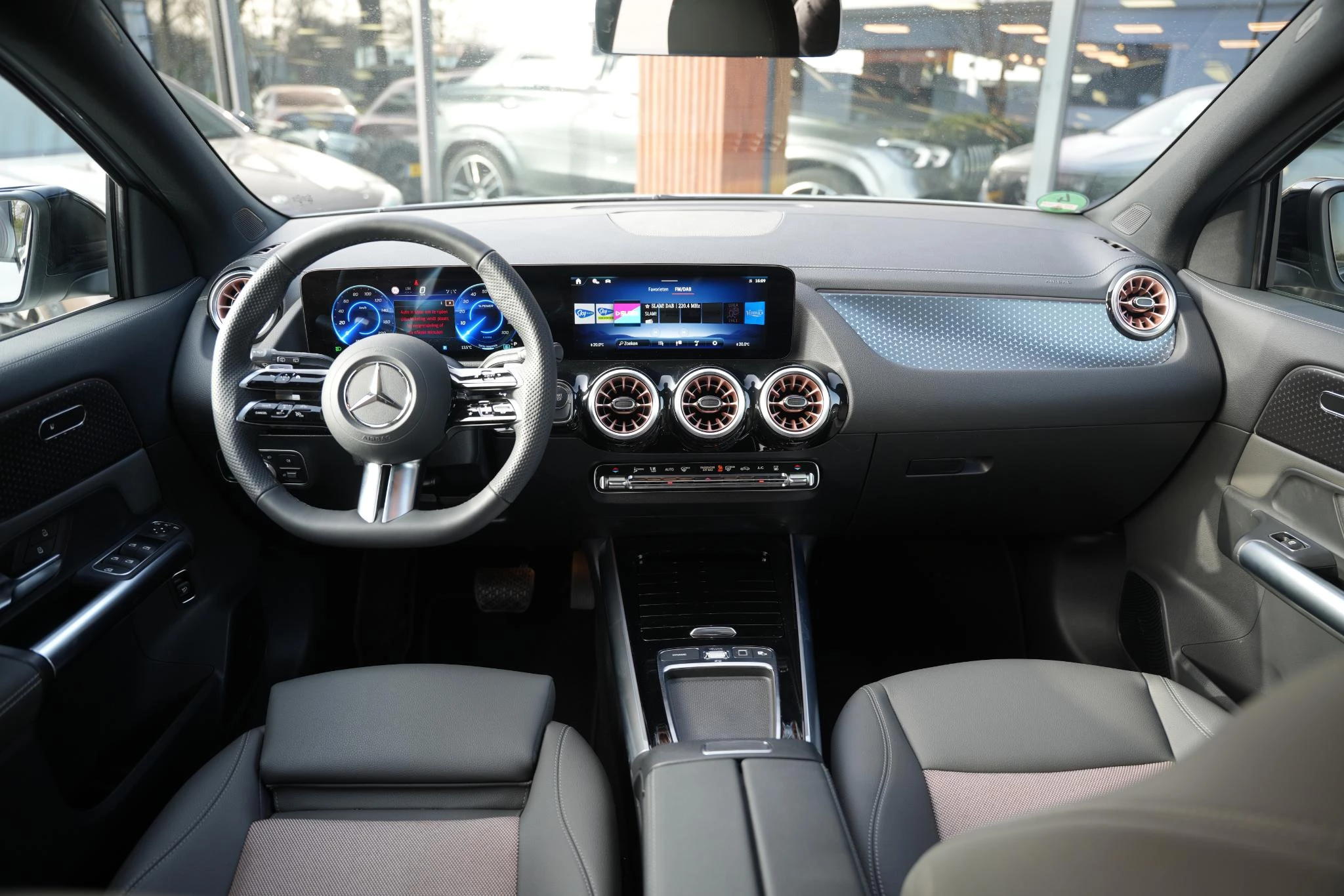 Hoofdafbeelding Mercedes-Benz EQA