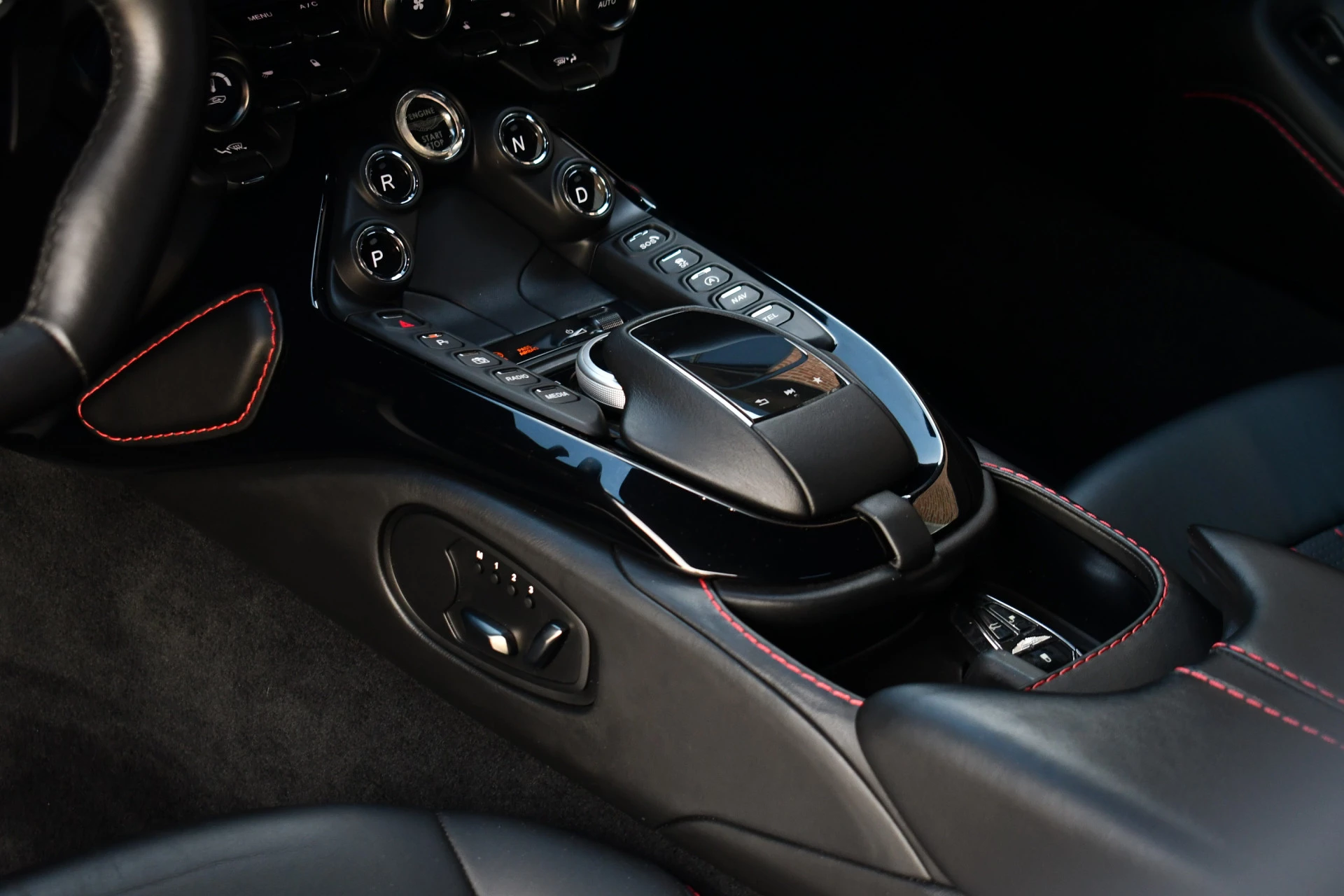 Hoofdafbeelding Aston Martin V8 Vantage