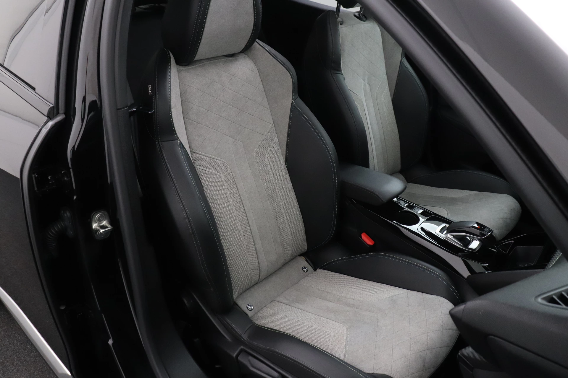 Hoofdafbeelding Peugeot e-2008