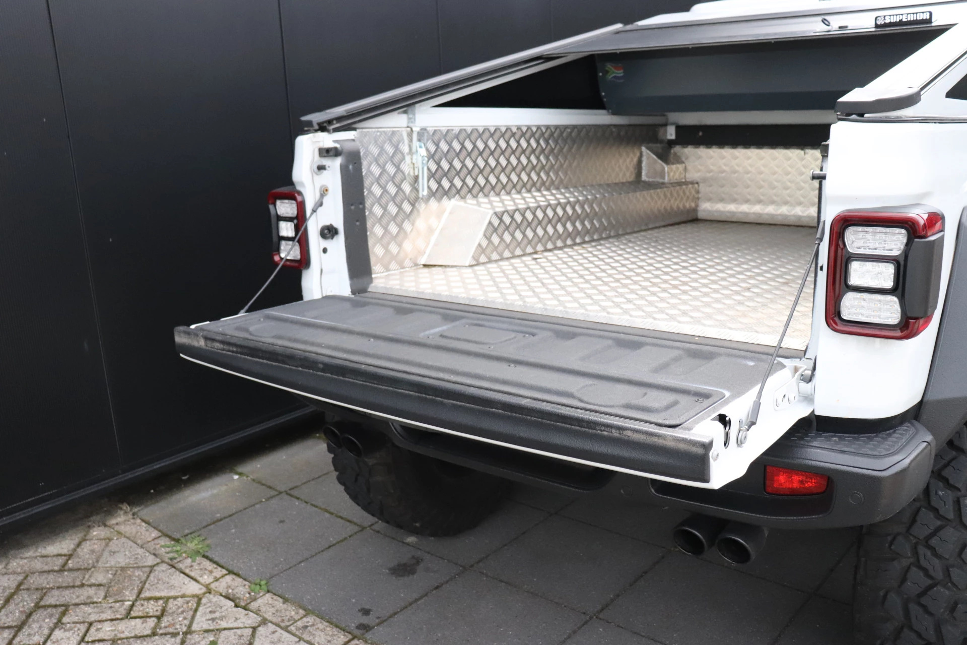 Hoofdafbeelding Jeep BRUTE | 246 PK | LEDER | CAMERA | NAVI | CRUISE | UNIEK NW-PRIJS 250.000,-