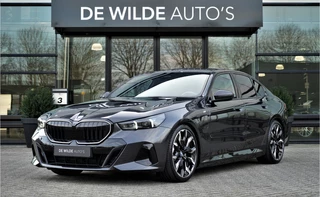 Hoofdafbeelding BMW 5 Serie BMW 5 Serie 530e M-sport 299pk Pano Bowers&Wilkins Trekhaak IconicGlow Stoelventilatie