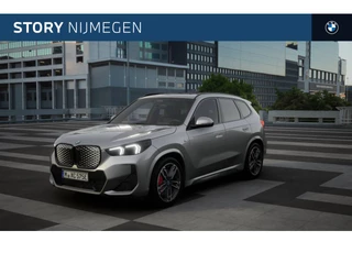 Hoofdafbeelding BMW iX1 BMW iX1 eDrive20 M Sport / Panoramadak / Sportstoelen / Adaptieve LED / M Adaptief onderstel / Comfort Access / Parking Assistant Plus / Stuurverwarming