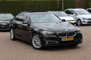 BMW 5 Serie 520i Luxury Edition / NL Auto! / Schuifdak / Leder / Navigatie / Parkeerhulp V+A / 18'' / Stoelverwarming / Schakelpaddels / Cruise Control