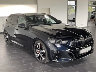 BMW 5 Serie Touring 540d xDrive M-SPORT Pro ** LED, PANORAMA, LEDER, 20-inch LMV, ICONIC GLOW, TREKH ** Ex BMW - € 25.900 onder NP ** ** INFORMEER OOK NAAR ONZE AANTREKKELIJKE FINANCIAL-LEASE TARIEVEN **