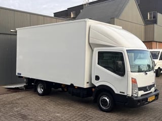 Nissan Cabstar E 35.14 2.5 dCi Bakwagen met 750kg laadklep Airco Telefoonverbinding 3-Persoons Euro 5 Bakwagen 1e eigenaar Laad klep