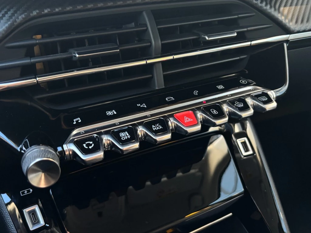 Hoofdafbeelding Peugeot e-2008