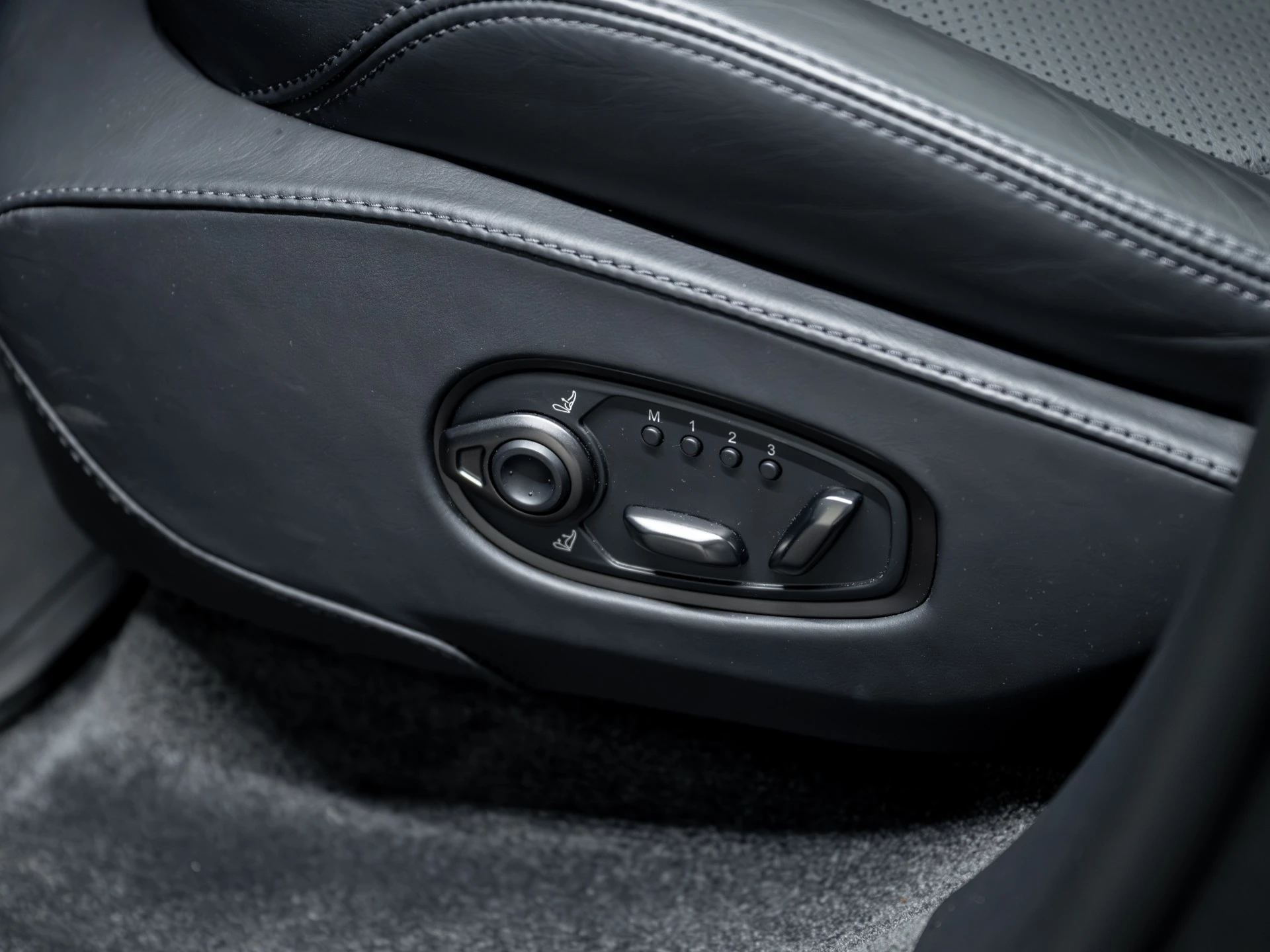 Hoofdafbeelding Aston Martin DBX