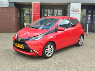 Hoofdafbeelding Toyota Aygo Toyota Aygo X-JOY 5-DEURS NAVI CLIMA CAMERA BLUETOOTH 15'' LM-VELGEN PRIVACY GLASS EL-RAMEN/SPIEGELS NL-AUTO
