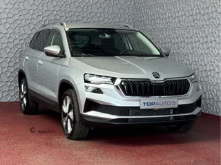 Hoofdafbeelding Škoda Karoq Škoda Karoq 1.5 TSI 150PKLED VIR.COCKPIT CARPLAY NAVI CAMERA ELEK.KLEP STOEL/STUUR VERW. LMV 2025