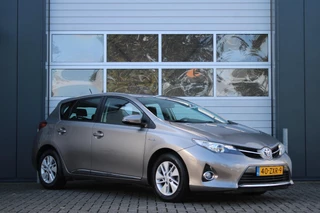 Hoofdafbeelding Toyota Auris Toyota Auris 1.8 Hybrid Aspiration Clima/Cruise/Camera/Navi/Bluetooth/PDC/LED/RadioCD/15"LM/Dealeronderhouden/APK:06-07-2026