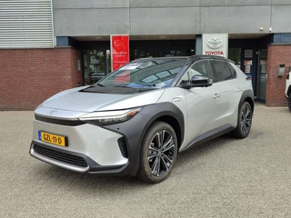 Hoofdafbeelding Toyota bZ4X Toyota bZ4X PREMIUM BI-TONE 71KWH 3-FASE VOORRAADVOORDEEL €49.995 NIEUWPRIJS €56.685 3-FASE WARMTEPOMP 360° CAMERA LEER STOEL/STUURVERW PANODAK STOELKOELING EL-ACHTERKLEP BLIND SPOT JBL-AUDIO APPLE/ANDROID