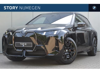 BMW iX xDrive45 M Sport / Panoramadak Sky Lounge / Trekhaak / Parking Assistant Professional / Soft-Close / M Multifunctionele Stoelen / Adaptieve LED