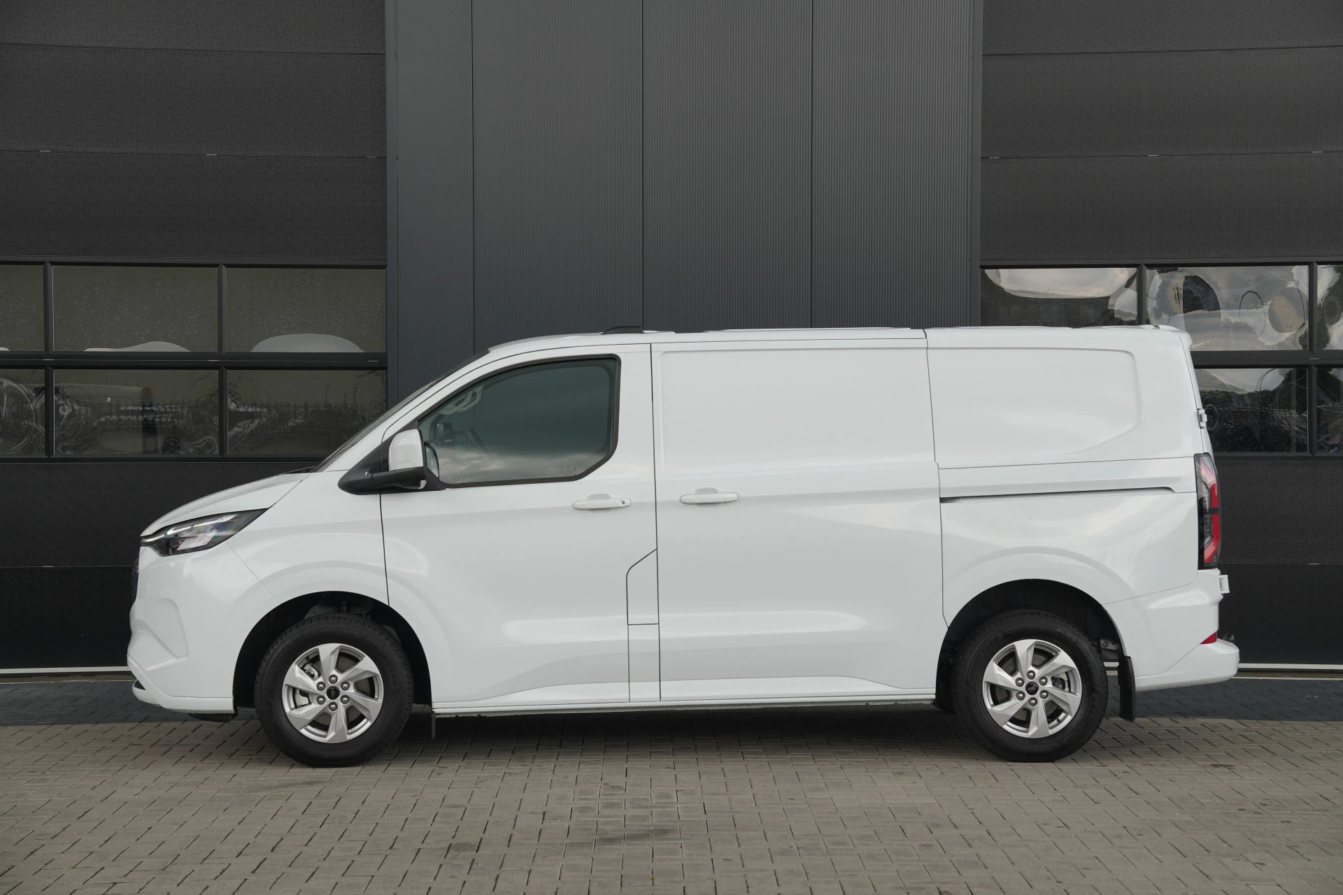 Hoofdafbeelding Ford E-Transit Custom