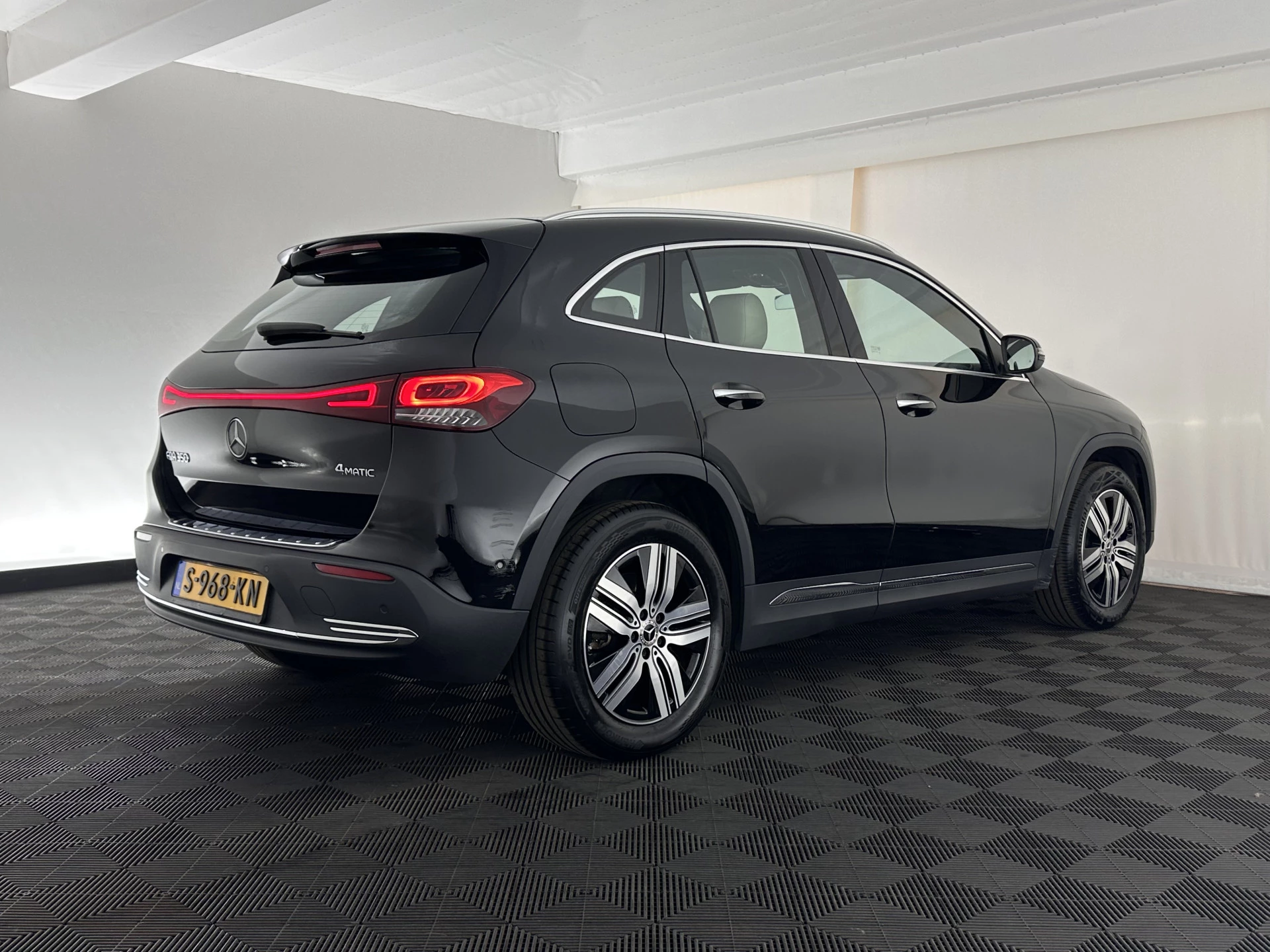 Hoofdafbeelding Mercedes-Benz EQA