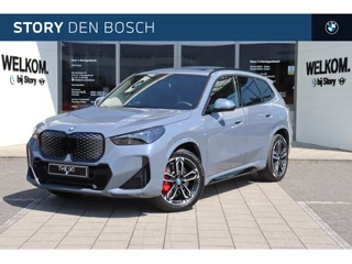 Hoofdafbeelding BMW iX1 BMW iX1 eDrive20 M Sport / Panoramadak / Trekhaak / Adaptieve LED / Sportstoelen / M Adaptief onderstel / Comfort Access