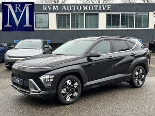 Hyundai Kona 1.6 GDI HEV Premium Sky VAN: 44.300,- VOOR: 35.877,- UW EINDEJAARSVOORDEEL: 8.413,- euro FULL HYBRID | NIEUWE AUTO MET REGISTRATIE | VOLLE AUTO! | FABR GARANTIE T/M 12-2029