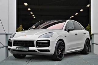 Porsche Cayenne Coupé 3.0 E-Hybrid SportDesign Krijtgrijs Platinum Edition 462pk Pano 18-wegs SoftClose Trekhaak Bose Vierwielsturing ACC Nachtzicht