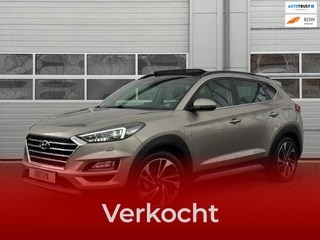 Hoofdafbeelding Hyundai Tucson Hyundai Tucson 1.6 T-GDI PREMIUM / TREKHAAK / CARPLAY / PANO / 360 CAMERA / DODEHOEK / STOELVERKOELING + VERW / ELEK STOELEN /
