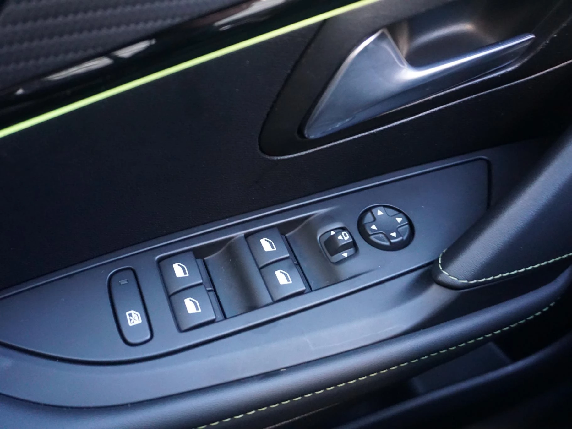 Hoofdafbeelding Peugeot e-208