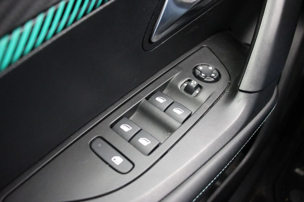 Hoofdafbeelding Peugeot e-2008