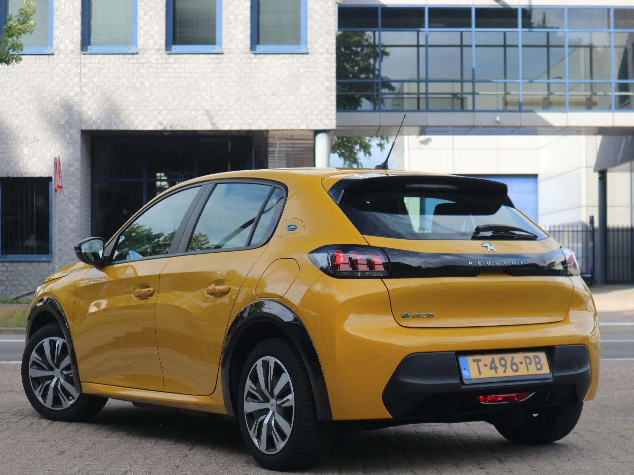 Hoofdafbeelding Peugeot e-208