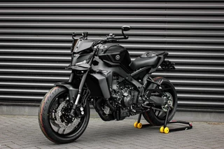 Hoofdafbeelding Yamaha MT 09 Yamaha Tour MT- 09 ABS 119PK 2025 NEW UIT VOORRAAD / COMPLETE DOCUMENTATIE / CUSTOM SC EXHAUST / QUICK SHIFT / DIRECT RIJDEN/ FULL
