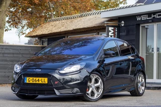 Ford Focus 2.0 EcoBoost ST-2 Schuifdak I Revo Technik Tuning I Recaro I Sony Audio I Parkeersensoren I Half Leder I Bluetooth