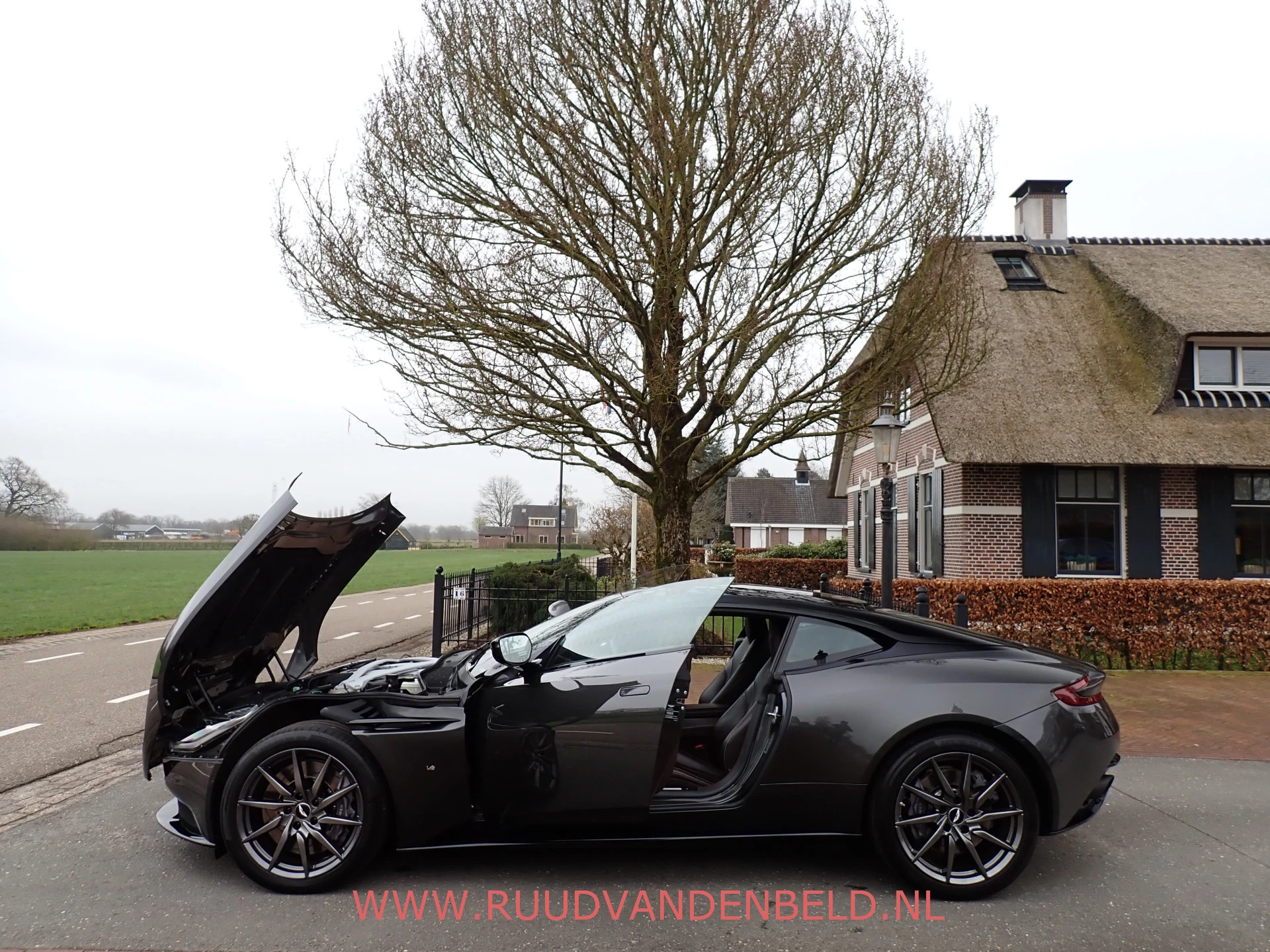 Hoofdafbeelding Aston Martin DB11