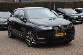 BMW iX xDrive50 High Executive 112 kWh / SoH 97,2% / Trekhaak / Panoramadak / Camera / Leder / 22'' / Luchtvering / Softclose / Harman Kardon / Apple CarPlay / Stoelverwarming / DAB / Dodehoek / ACC