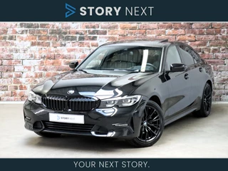 BMW 3 Serie Sedan 320i Executive Sport Line Automaat / Live Cockpit Professional / Schuif-/kanteldak / Leder / 18 Inch / Harman Kardon / Achteruitrijcamera / Head-Up Display / Stoelverwarming / DAB / Neerklapbare Achterbank / Driving Assistant