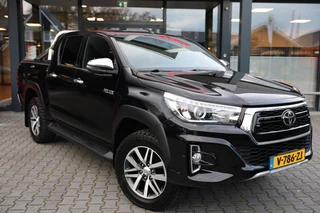 Hoofdafbeelding Toyota Hilux Toyota Hilux 2.4 D-4D DUBBEL CABIN LIMITED BE TREKKER A/T 5SITZ VAN