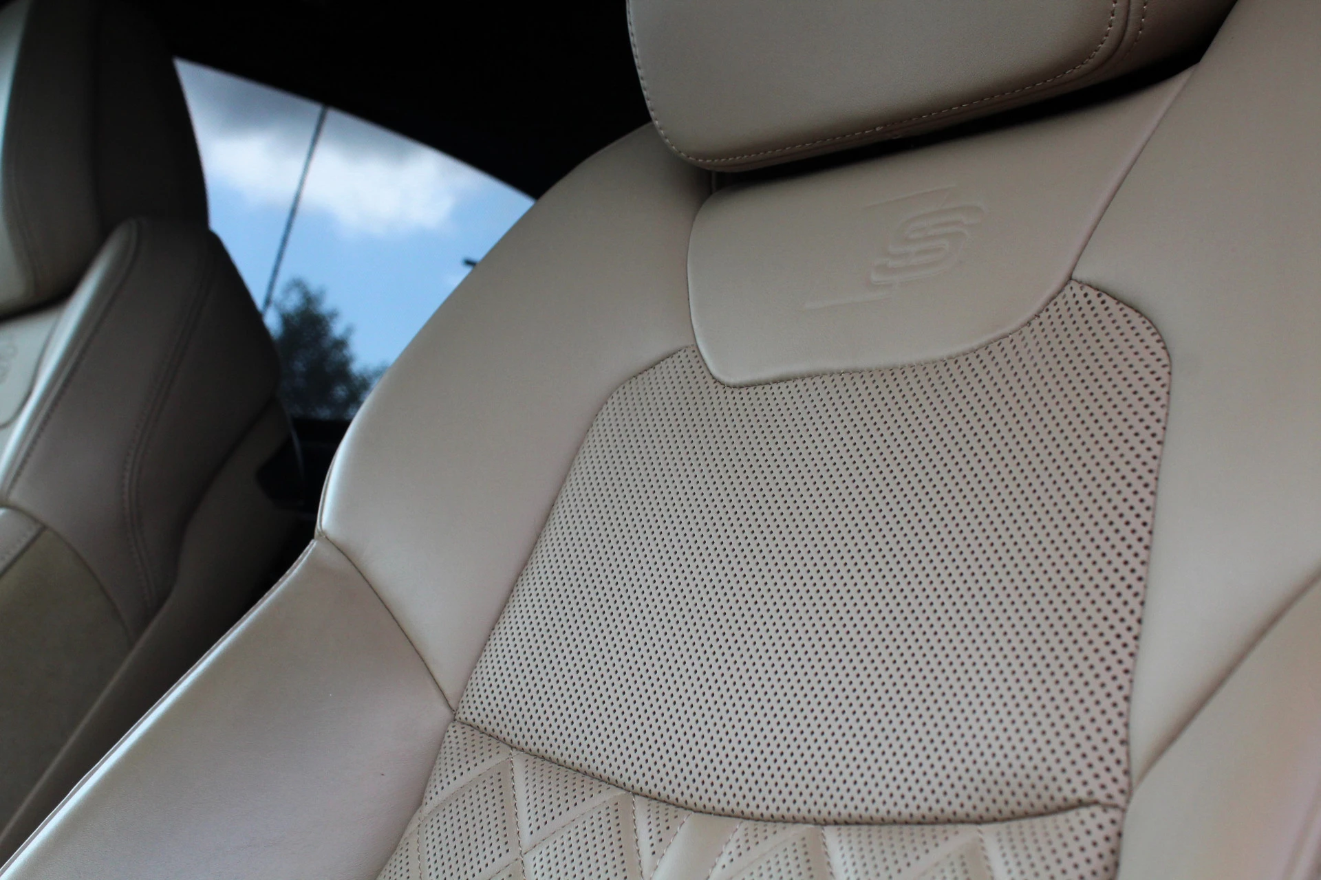 Hoofdafbeelding Audi A8