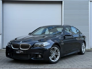 BMW 5 Serie 520i M Sport Edition High Executive | M Sport | Origineel NL | Navi | Trekhaak | Carbon schwarz