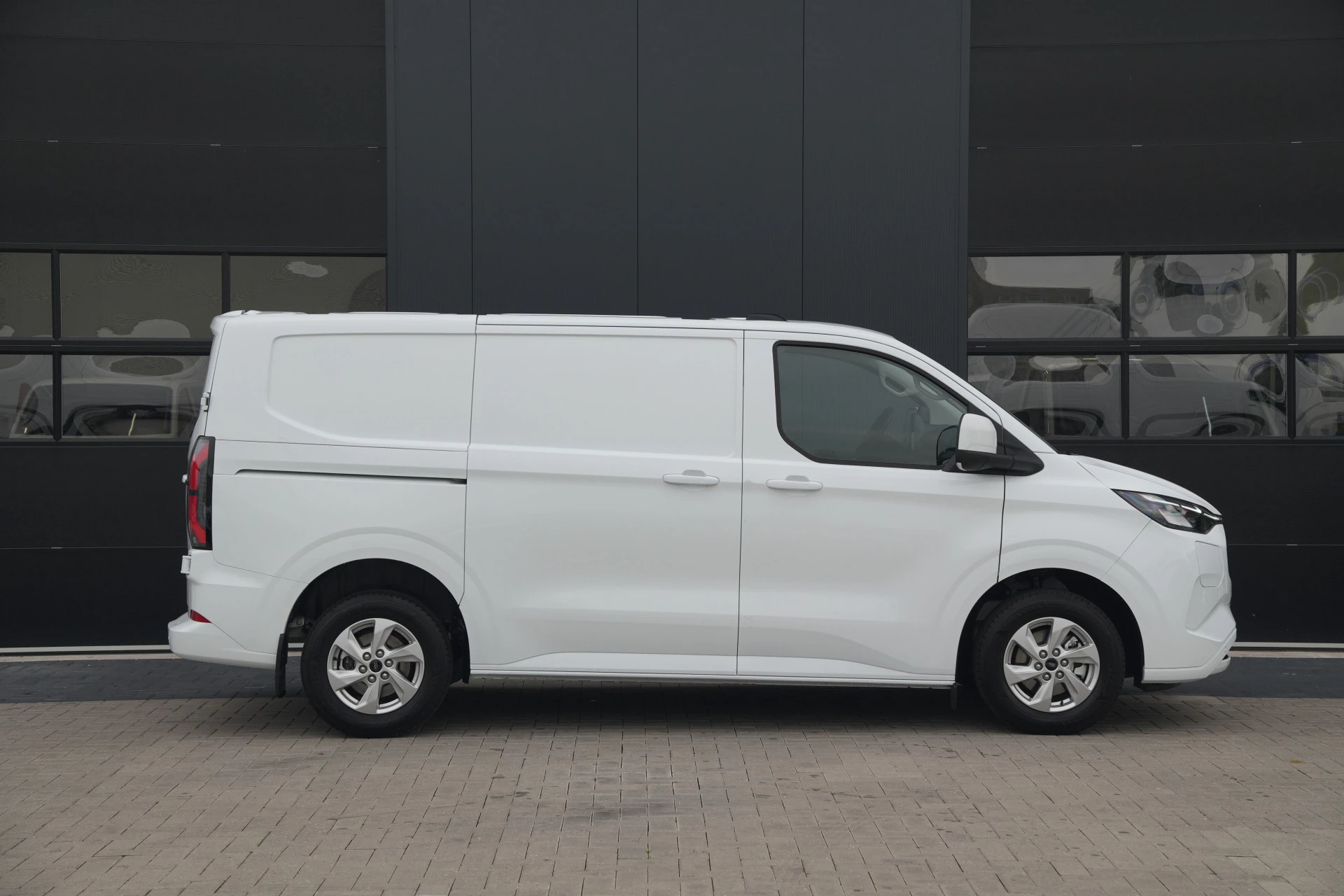 Hoofdafbeelding Ford E-Transit Custom