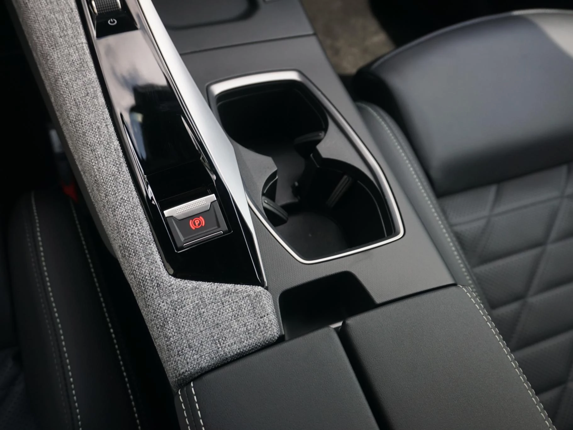 Hoofdafbeelding Peugeot e-5008