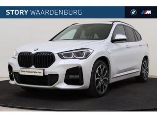 BMW X1 xDrive25e High Executive M Sport Automaat / Trekhaak / Panoramadak / Sportstoelen / Comfort Access / Achteruitrijcamera / Harman-Kardon / Head-Up / Adaptieve LED /