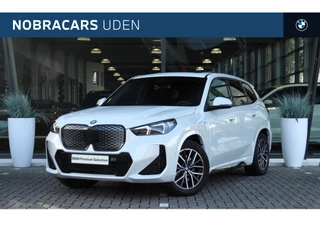 BMW iX1 xDrive30 M Sport / Panoramadak / Sportstoelen / M Adaptief onderstel / Achteruitrijcamera / Comfort Access / Adaptieve LED / Stuurverwarming