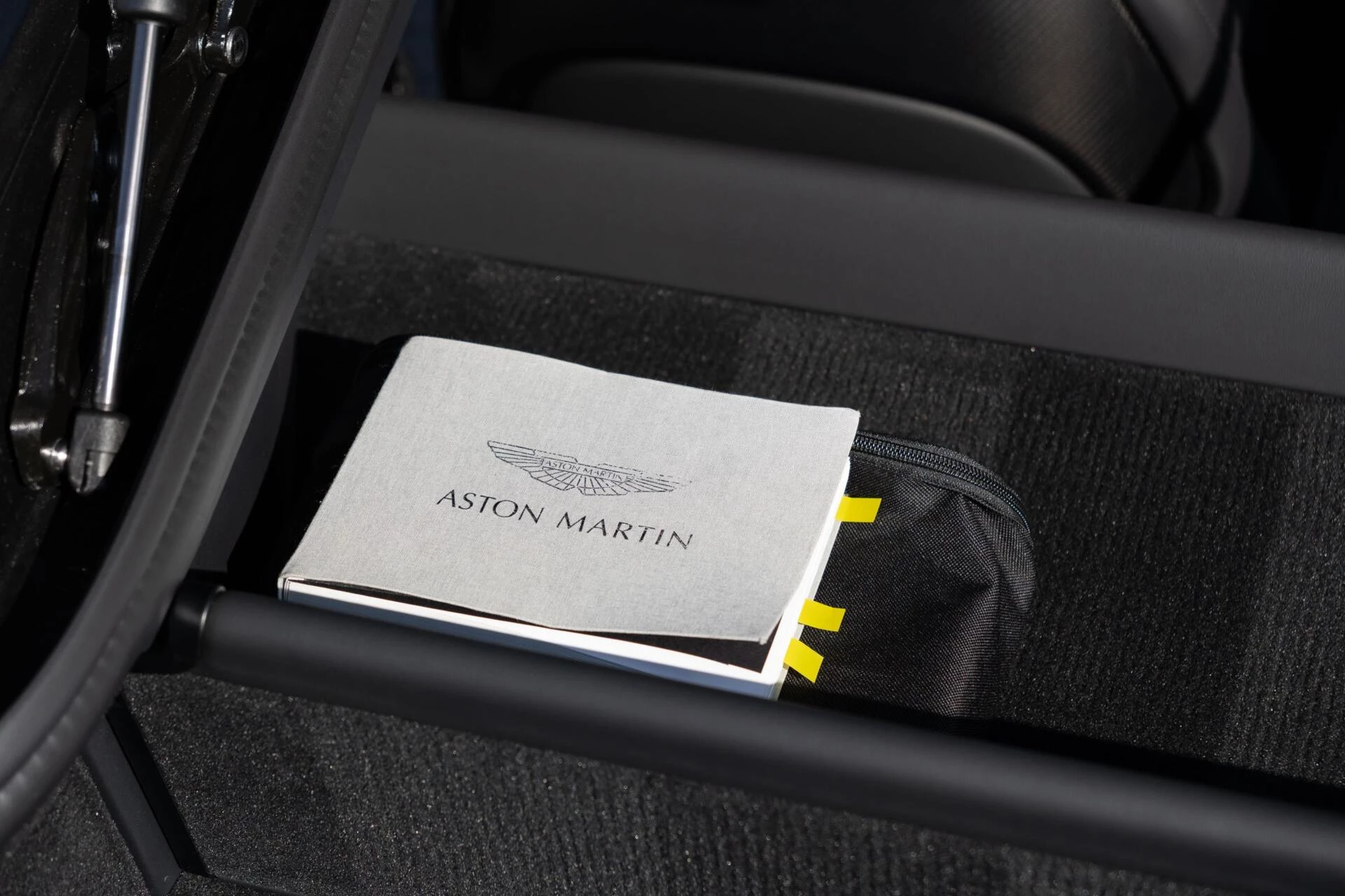 Hoofdafbeelding Aston Martin V8 Vantage