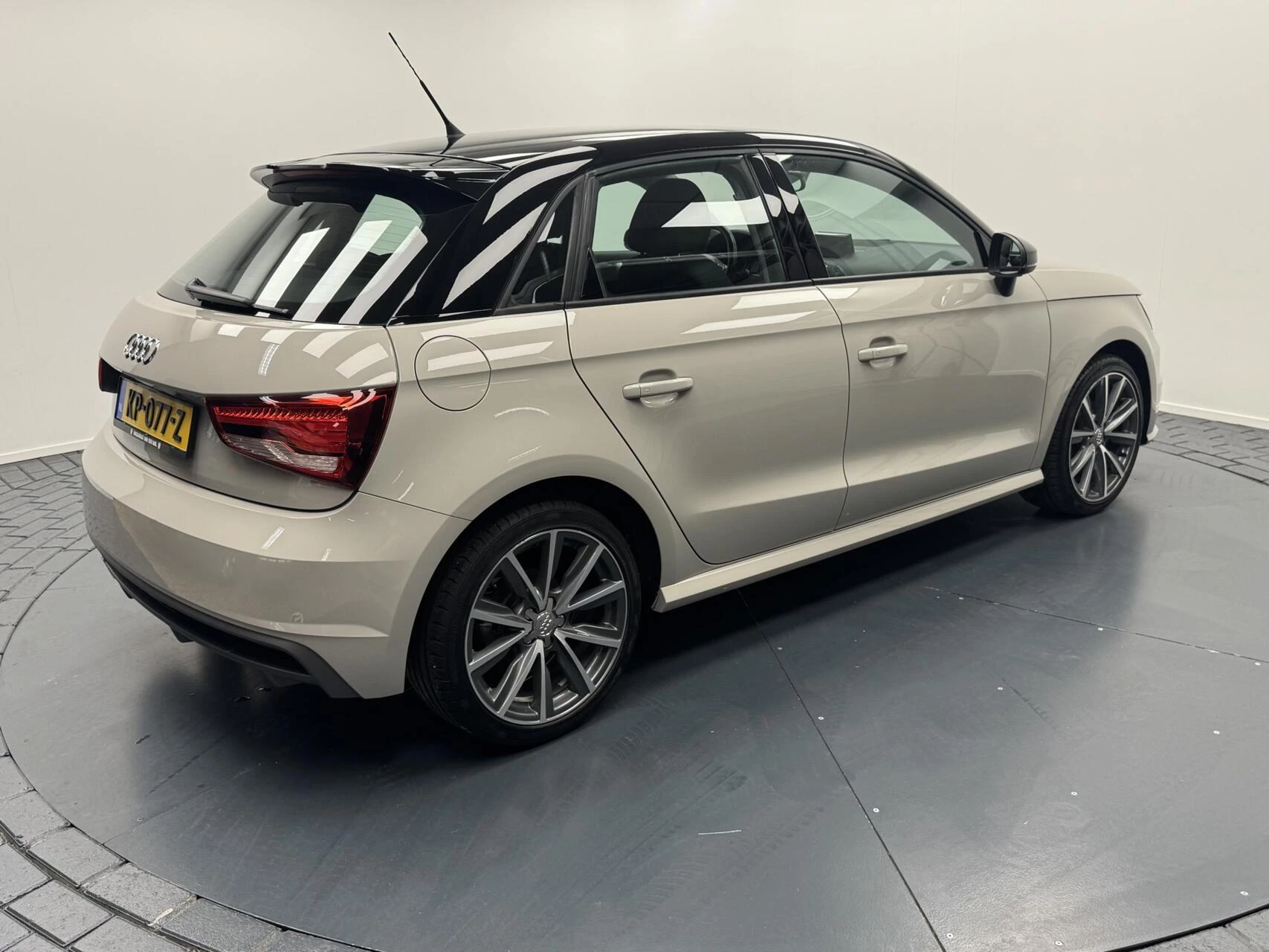 Hoofdafbeelding Audi 1.0 TFSi S-Line Airco-Navigatie-Cr.contr-Lm17''velgen