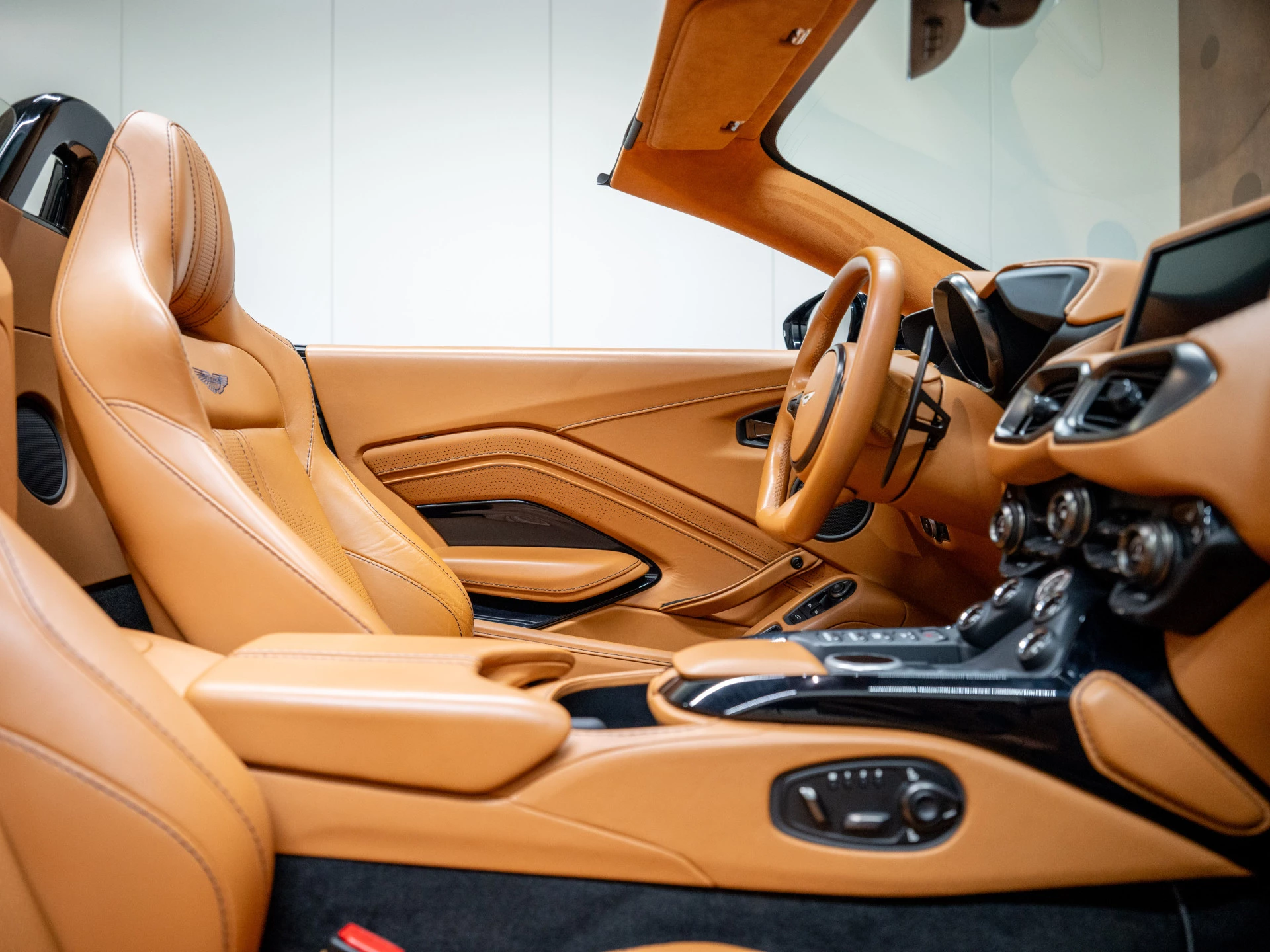 Hoofdafbeelding Aston Martin V8 Vantage