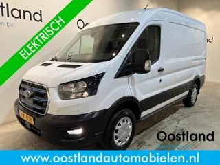Hoofdafbeelding Ford E-Transit Ford E-Transit 390 (3500 kg) L2H2 Trend 68 kWh / 100% Elektrisch !! / Airco / Cruise Control / CarPlay / Camera / Navigatie / 3-Zits / 10.400 KM !!