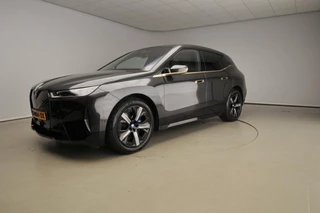 BMW iX xDrive50 | Sportpakket | Laserlicht | HUD | Trekhaak | Active steering | Luchtvering | Panoramadak | Trekhaak | DAB | Bowers & Wilkins sound | Alu 22 inch