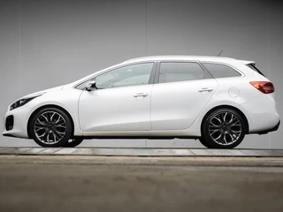 Hoofdafbeelding Kia cee'd Kia Cee'd Sportswagon 1.0 T-GDi GT-Line Sport (SCHUIFDAK,NAVI,CAMERA,CLIMATE,CRUISE,STOELVERWARMING,GETINT,SPORTSTOELEN,LM VELGEN)