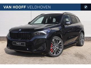 Hoofdafbeelding BMW X1 BMW X1 xDrive25e High Executive M Sport Automaat / Panoramadak / Trekhaak / Sportstoelen / M Adaptief onderstel / Parking Assistant Plus / Adaptieve LED / Stuurverwarming