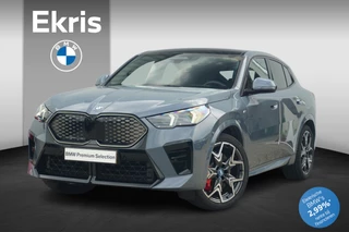 Hoofdafbeelding BMW iX2 BMW iX2 eDrive20 M Sportpakket Pro 20'' / Panoramadak / Trekhaak / Head-Up Display / Driving Assistant Professional