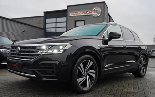 Volkswagen Touareg 3.0 TDI Atmosphere | Panorama | HuD | R-line | Elek Trekhaak | Luxe Leder | Sfeerverlichting | Adaptieve Cruise