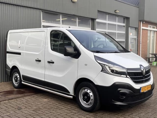 Hoofdafbeelding Renault Trafic Renault Trafic 1.6 dCi L1H1 2x Schuifdeur Kastinrichting Airco Cruise controle Kastinrichting 3-Persoons Telefoonverbinding Parkeersensoren achter Sitebars 1e eigenaar Euro 6 Dealer onderhouden