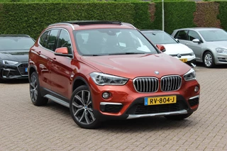 BMW X1 xDrive20i High Executive / Trekhaak / Panoramadak / Head-up / Leder / 19'' / Navigatie / Stoelverwarming / Sportstoelen / DAB / Cruise Control