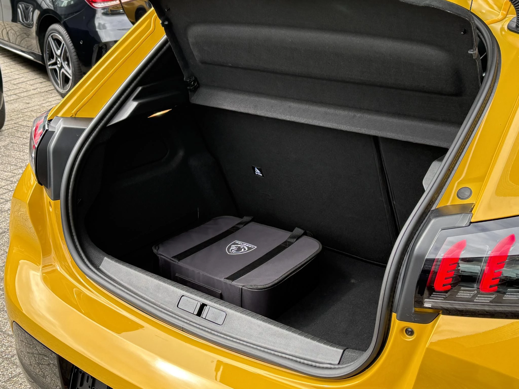 Hoofdafbeelding Peugeot e-208